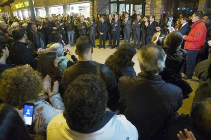 200 personas participaron en la concentración que se celebró a las puertas de El Correo de Burgos a las 20 horas.-RAÚL G. OCHOA