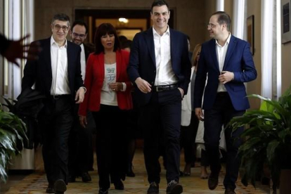 Sánchez, en el centro, a su llegada a la reunión con los parlamentarios socialistas, este martes.-