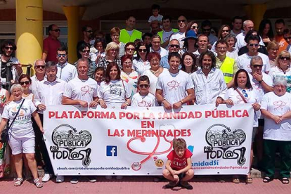 Integrantes de la Plataforma por la Sanidad Pública en Las Merindades y representantes de distintas formaciones políticas en el Centro de Especialidades de Villarcayo.-ECB