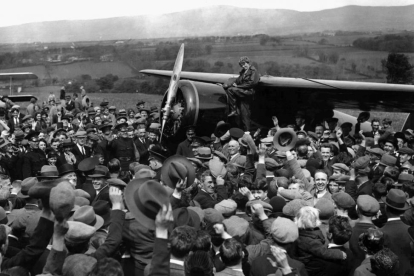 Una multitud aplaude a Amelia Earhart, la primera mujer piloto en cruzar el Atlántico, en Londres el 22 de mayo de 1932.-AP