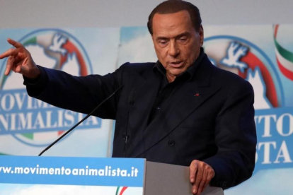 Berlusconi pronuncia un discurso en un mitin organizado por el Movimiento Animalista, en Milán, el 20 de enero.-/ AP / MATTEO BAZZI