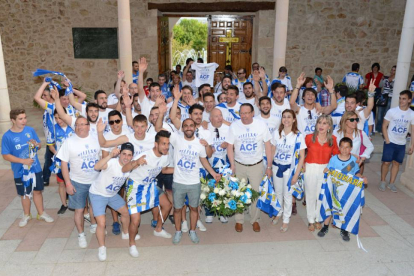 Foto de familia de la Arandina CF durante las celebraciones, ayer.-ALBERTO CALVO