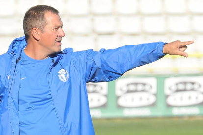 Ángel Viadero corrige a sus hombres durante el choque ante el Racing de Santander.-ISRAEL L. MURILLO