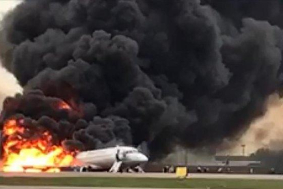 Imagen del avión en llamas en el aeropuerto de Moscú.-REDES SOCIALES
