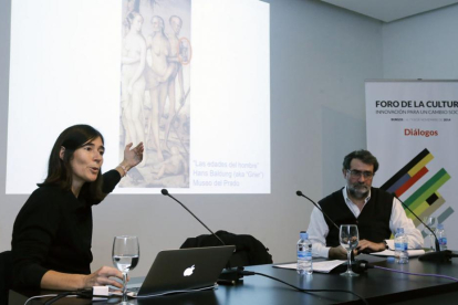 La investigadora María Blasco y el fotógrafo Joan Fontcuberta, en un acto del Foro de la Cultura de 2014.-RAÚL G. OCHOA