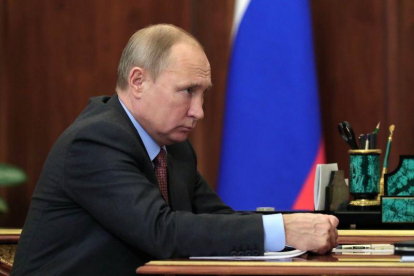 El presidente de Rusia Vladimir Putin en una reunión en la agencia espacial rusa.-REUTERS