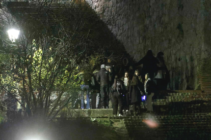 Grupos de jóvenes en las escaleras de San Esteban durante la noche del pasado sábado. SANTI OTERO