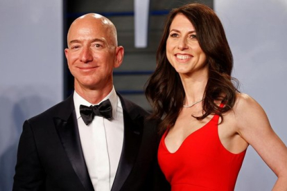 Jeff y Mackenzie Bezos en una fiesta en los Oscar en marzo del 2018.-REUTERS / DANNY MOLOSHOK