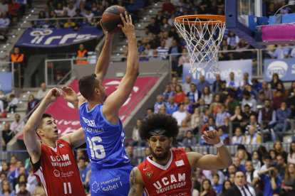 Zipser entra a canasta en el partido del pasado sábado frente al Murcia.-SANTI OTERO
