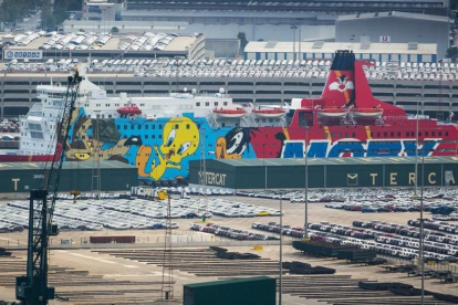 El crucero de Piolín atracado en el puerto de Barcelona. /-JOAN PUIG