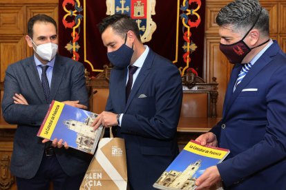 Mario Simón, Daniel de dla Rosa y Vicente Marañón, duante la visita a Palencia. ECB