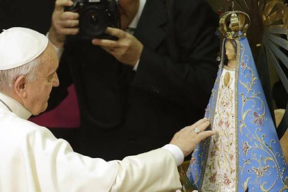El Papa Francisco toca una estatua de la Virgen María durante una ceremonia en el Vaticano este jueves.-Foto: AP PHOTO / GREGORIO BORGIA