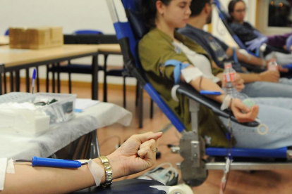 Cuatro personas donan sangre durante una jornada de extracciones de la asociación.-ISRAEL L. MURILLO