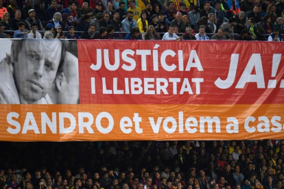 Pancarta en el Camp Nou reclamando la libertad de Sandro Rosell.-EL PERIÓDICO