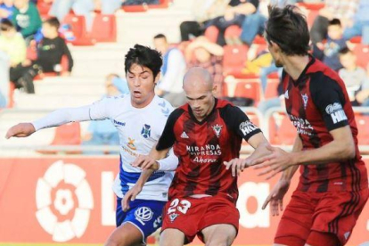 Guridi protege el balón en presencia de un jugador del Tenerife.-LALIGA
