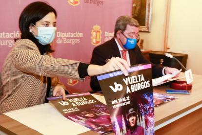 Sonia Martínez, directora de la Vuelta a Burgos femenina, junto al presidente de la Diputación, César Rico. TOMÁS ALONSO