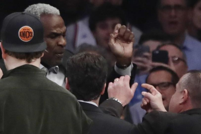 El exjugador de los Knicks, Charles Oakley, durante su trifulca en el Madison Square Garden.-AP