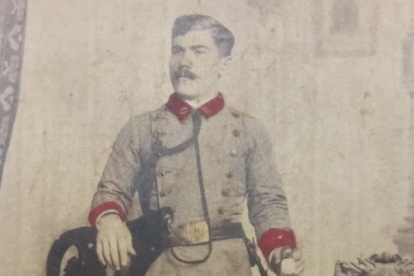 Esta es la fotografía más antigua. Data de 1898. Es un hombre vestido de soldado en la guerra de Cuba. 