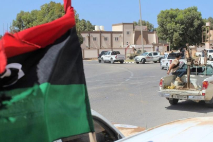Fuerzas alineadas con el nuevo Gobierno de unidad avanzan por una carretera en Sirte, este viernes.-REUTERS