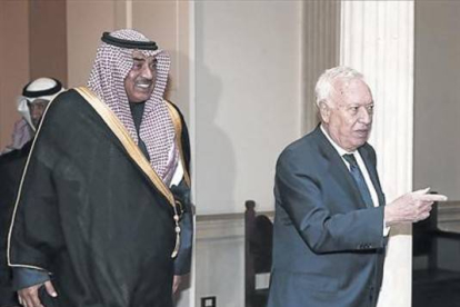 García-Margallo, junto al ministro de Exteriores de Kuwait, durante su encuentro de ayer en Madrid.-Foto:   EFE / SERGIO BARRENECHEA