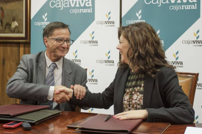 Garzón y Arroyo tras la firma del convenio.-SANTI OTERO