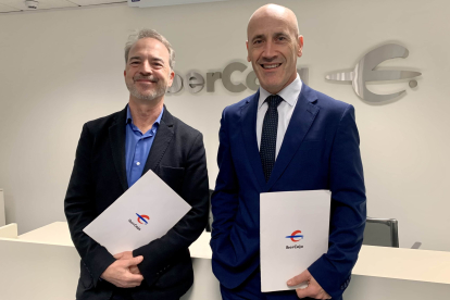 Mariano Saiz, presidente de Fundación LUCTARI, y Javier González, director provincial de Ibercaja en Burgos, firmaron el convenio de colaboración.