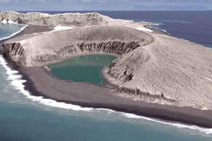 Una nueva isla del Pacífico se está formando a partir de ceniza en Tonga.-NASA