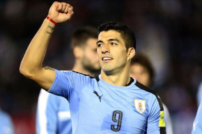 Luis Suárez celebra la victoria de Uruguay ante Bolivia en el estadio Centenario de Montevideo.-EFE / RAÚL MARTÍNEZ
