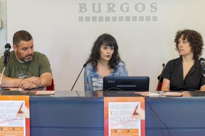 Antonio Arrabal, Rosa Escolar y Rosalía Santaolalla en la presentación de la campaña por la ‘X Solidaria’. SANTI OTERO
