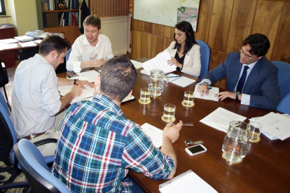 Un momento de la reunión de la junta de portavoces, ayer, en la Alcaldía.-ECB