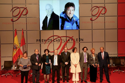 El presidente de la Junta, Juan Vicente Herrera, entrega los Premios Castilla y León 2015. En la imagen junto a los premiados y en la pantalla los premiados que no han podido asistir a recoger el premio-ICAL