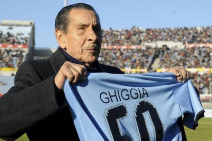 Alcides Edgardo Ghiggia muestra una camiseta de Uruguay con el dorsal 50 en homenaje poor su gol en el Mundial de aquel año, el del 'Maracanazo', en el estadio Centenario de Montevideo.-Foto: REUTERS / PABLO DE LA CALLE