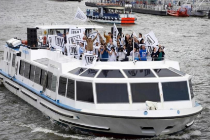 Un barco con partidarios de votar por la permanencia en la UE, incluyendo al cantante irlandés Bob Geldof (centro) navega por el Tamésis para contrarrestar a la flotilla del 'no', en Londres, el 15 de junio.-AFP / NIKLAS HALLEN