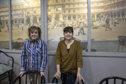 La secretaria, Montse Santos, y la presidenta, Marga Vicente, en la sede de la Casa Regional de Salamanca, ubicada en la calle Cristóbal Colón.-RAÚL OCHOA