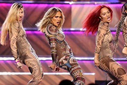 Jennifer López, con un diseño efecto tatuaje, sobre el escenario de los American Music Awards 2015.-REUTERS / MARIO ANZUONI
