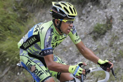 Alberto Contador, camino de Pra Loup, en el pasado Tour, tras la caída.-AP/ CHRISTOPHE ENA