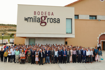 Foto de familia de los participantes en la celebración del 60 aniversario de la bodega La Milagrosa. ECB