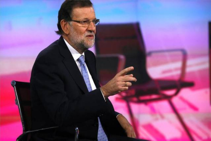 El presidente del Gobierno, Mariano Rajoy, este jueves durante la entrevista con Gloria Lomana en Antena 3.-DAVID CASTRO