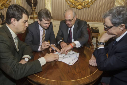 Ángel Ibáñez, Javier Lacalle, Pedro Ballvé y Miguel Ángel Ortega (director de la fábrica de Burgos), ayer. en la Alcaldía.-SANTI OTERO