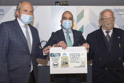 Julián Martínez, Javier Casado y Miguel Ángel López sostienen el número de Navidad que contribuye  a la labor del Banco de Alimentos. ISRAEL L. MURILLO