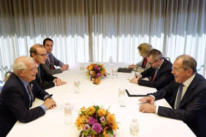 Josep Borrell (izquierda) y Serguéi Lavrov (derecha), en la reunión que han mantenido en Nagoya (Japón), este sábado.-EPA