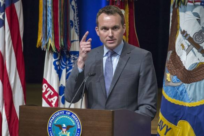 Imagen de archivo de Eric Fanning, en un discurso en 2013.-AFP / PAUL J. RICHARDS