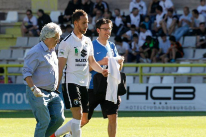 Odei sale del campo durante el choque del Coruxo.-SANTI OTERO