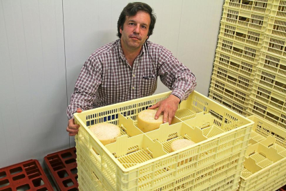 Javier Rivera Román muestra algunos de los quesos que reposan en la nave de oreado de la quesería artesana.-M.T.