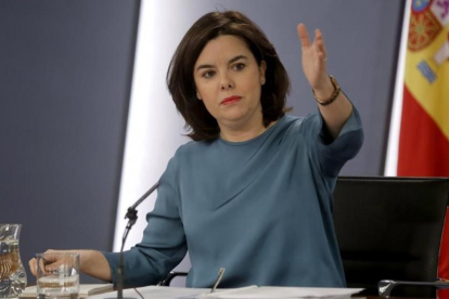 Soraya Sáenz de Santamaria, durante la rueda de prensa posterior al Consejo de Ministros, este viernes, en Madrid.-JOSÉ LUIS ROCA