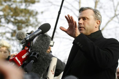 El candidato ultra Norbert Hofer tras despositar su voto.-ERWIN SCHERIAU