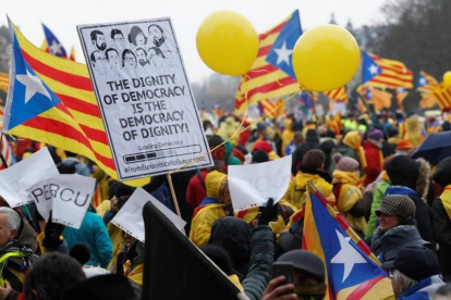 Inicio de la manifestación de la ANC y Òmnium en Bruselas, este jueves.-YVES HERMAN (REUTERS)