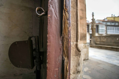 Detalle del estado de las puertas de Santa María de la Catedral de Burgos. TOMÁS ALONSO