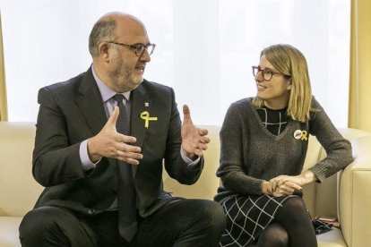 Eduard Pujol y Elsa Artadi, en el Parlament.-JOAN CORTADELLAS