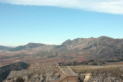 Las pasarelas permiten acceder a los antiguos fuertes y dependencias.-G.G.
